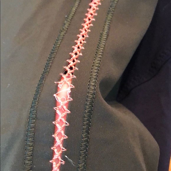 Lululemon Vent It Out Crop! Size 6. - Picture 7 of 7